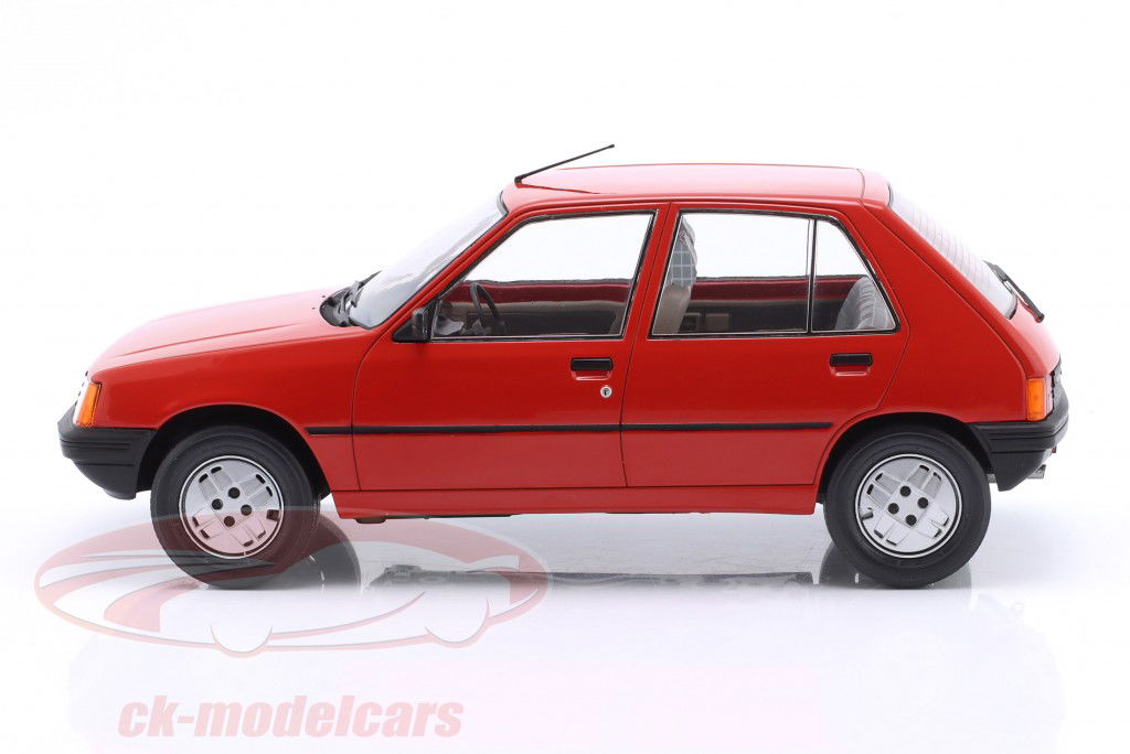 Peugeot 205 Ano de construção 1984 vermelho 1:18 ModelCar Group