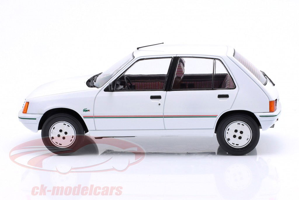 Peugeot 205 Ano de construção 1984 Lacoste branco 1:18 ModelCar Group