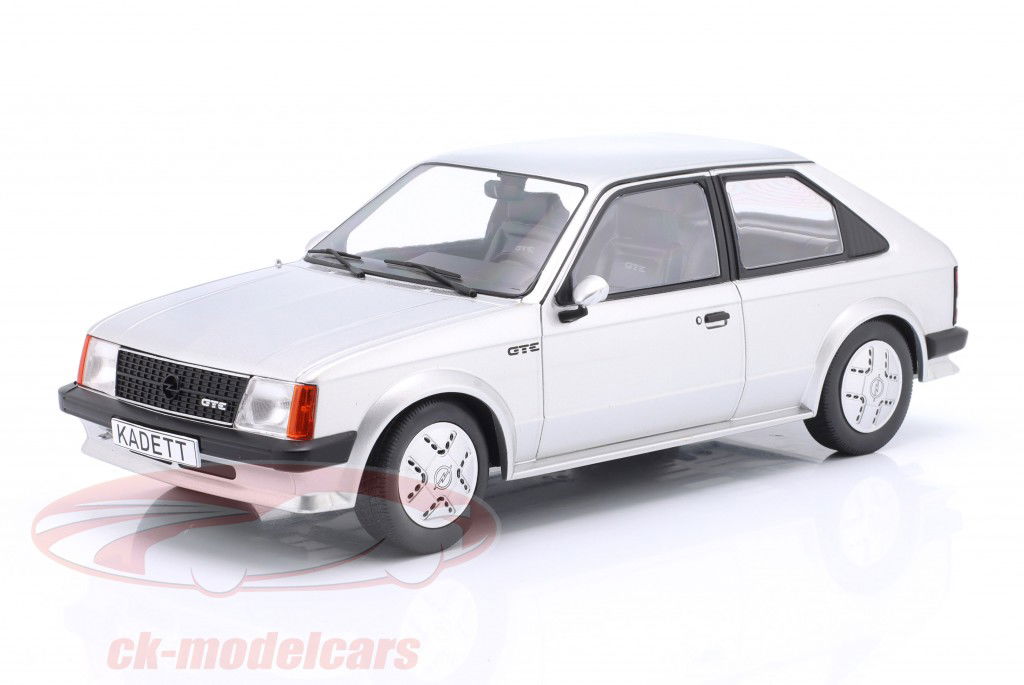 Opel Kadett D GTE Année de construction 1983 argent métallique 1:18 ModelCar Group