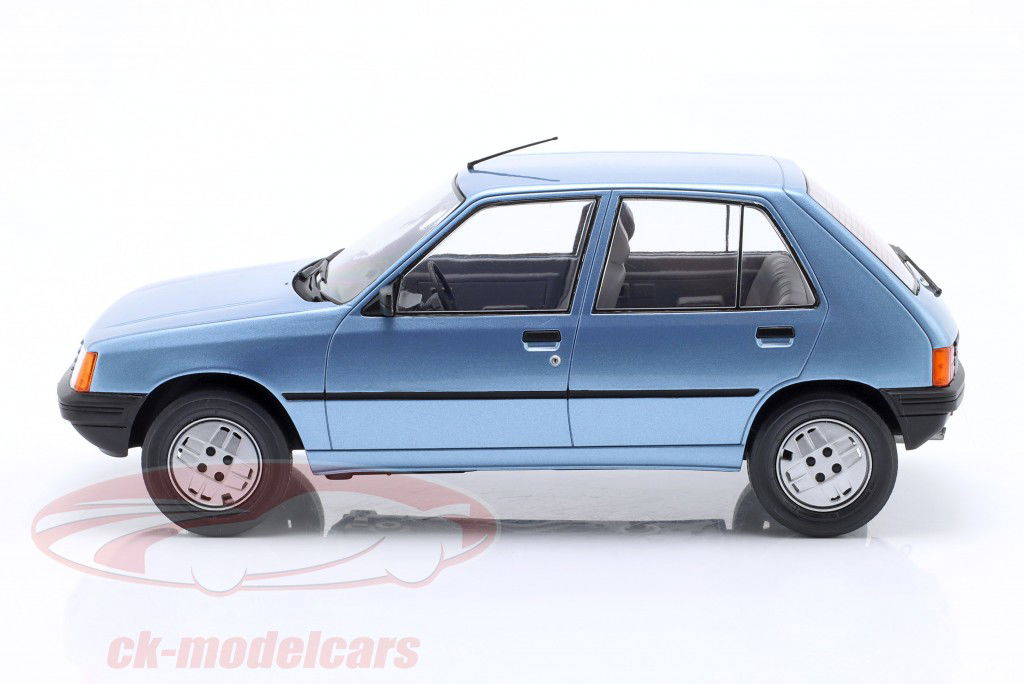 Peugeot 205 Année de construction 1984 bleu clair métallique 1:18 ModelCar Group