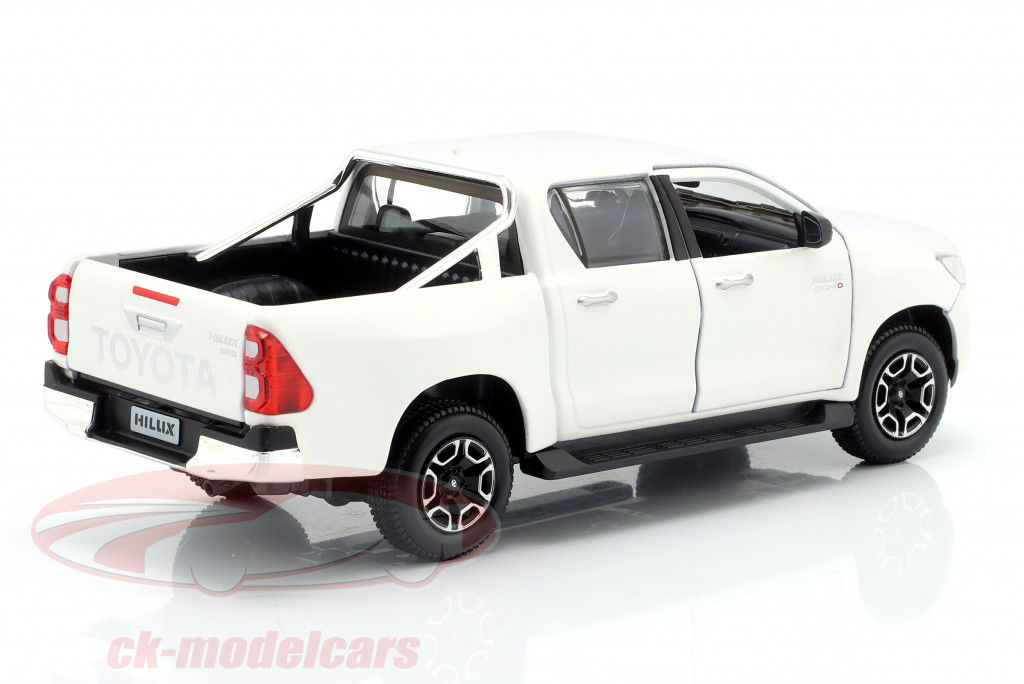 Toyota Hilux Pick-Up hvid 1:24 Maisto