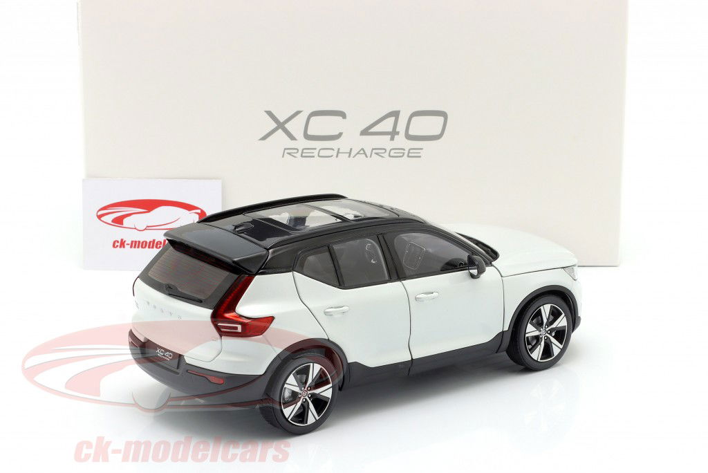Volvo XC40 Recharge Baujahr 2022 weiß 1:18 Paudi