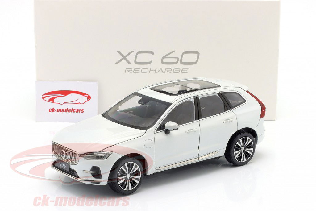 Volvo XC60 Recharge Año de construcción 2022 blanco 1:18 Paudi