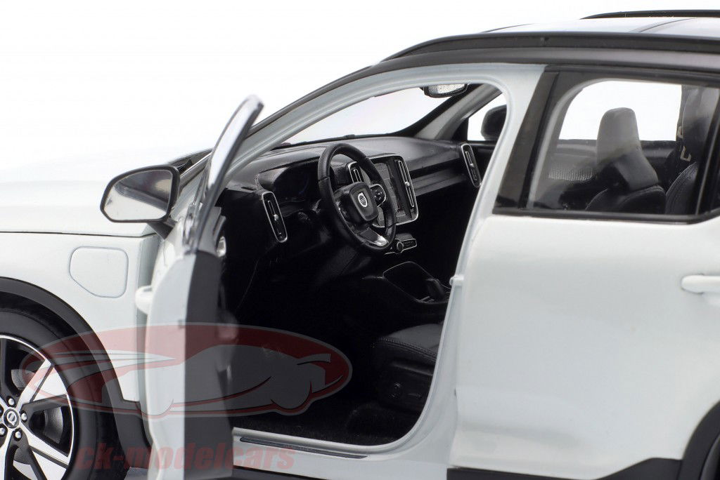 Volvo XC40 Recharge Bouwjaar 2022 wit 1:18 Paudi