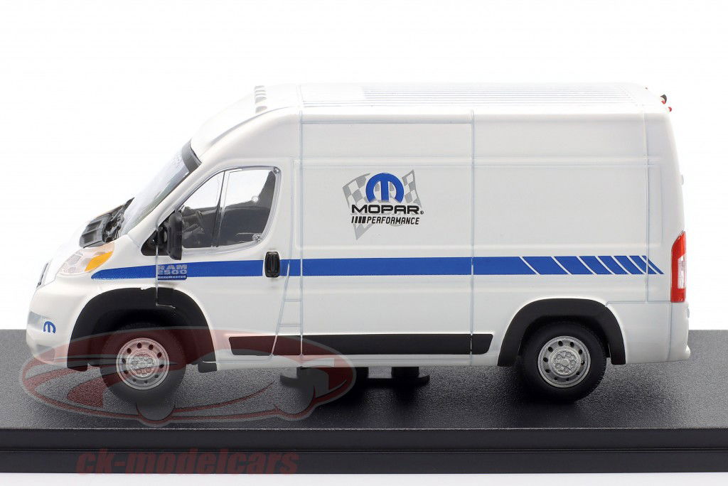 Ram Promaster 2500 Baujahr 2018 weiß / blau 1:43 Greenlight
