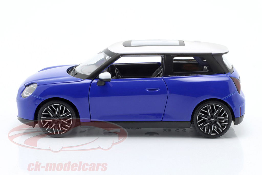 Mini Cooper SE (J01) 青 / 白 1:24 Maisto