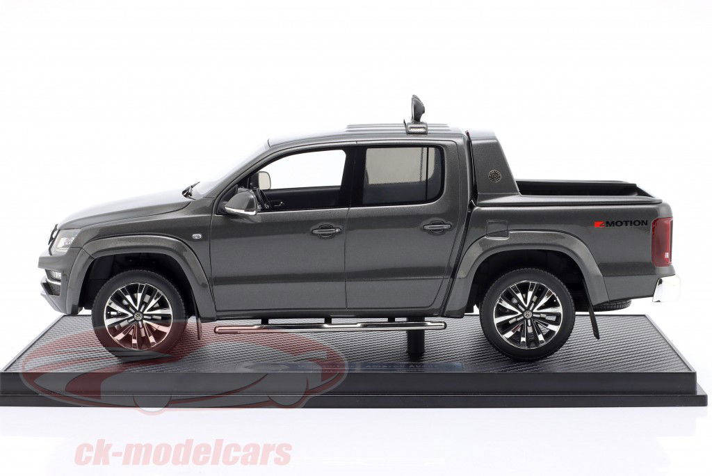 Volkswagen VW Amarok grå metallisk 1:18 Radscale Models