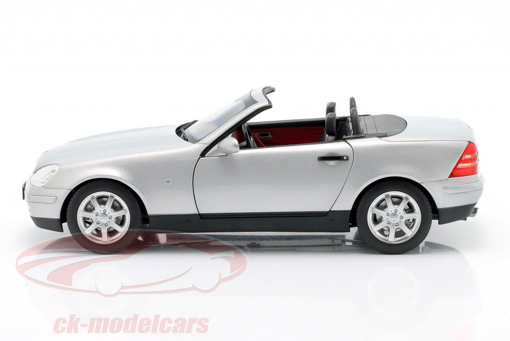 Mercedes-Benz SLK Bouwjaar 1996 briljant zilver 1:18 Norev
