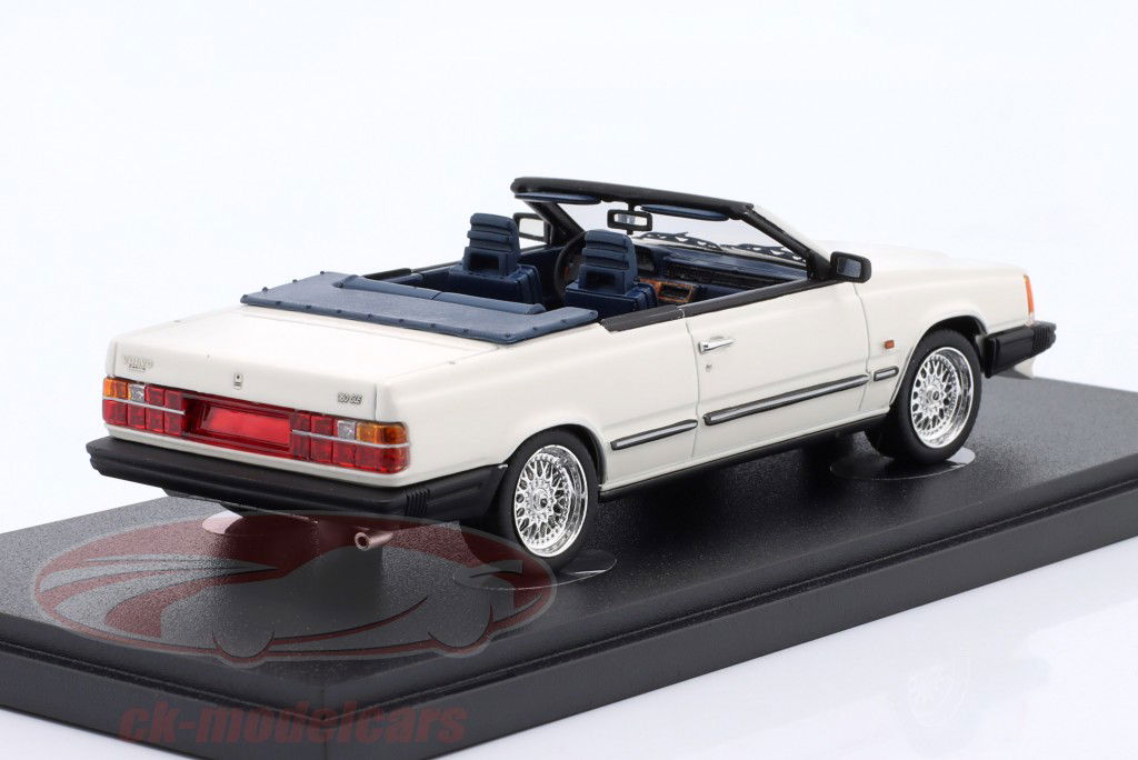 Volvo 760 GLE Mellberg Bouwjaar 1985 wit 1:43 AutoCult