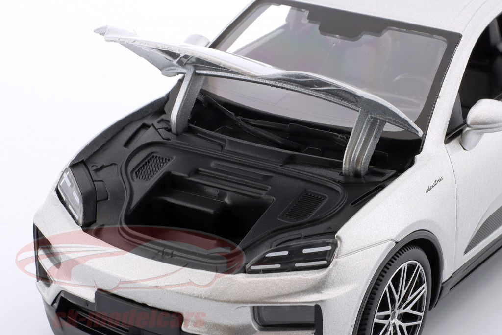 Porsche Macan Turbo Electric 建造年份 2024 银 1:24 Bburago