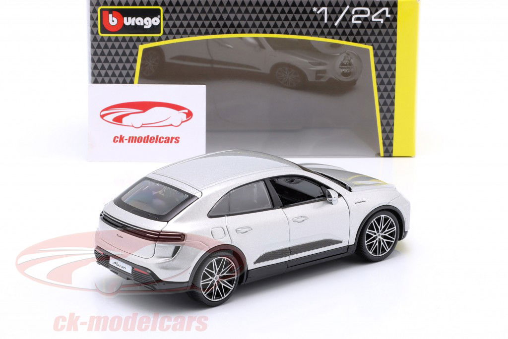 Porsche Macan Turbo Electric Baujahr 2024 silber 1:24 Bburago
