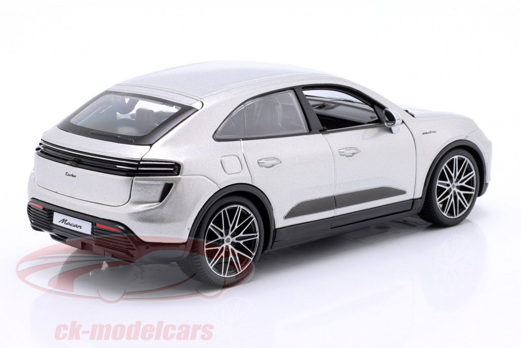 Porsche Macan Turbo Electric Baujahr 2024 silber 1:24 Bburago
