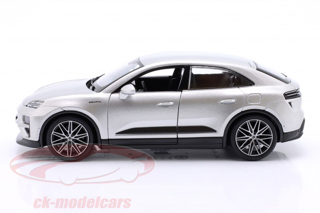 Porsche Macan Turbo Electric Baujahr 2024 silber 1:24 Bburago