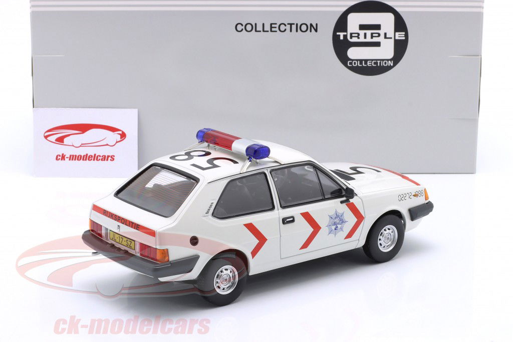 Volvo 434 politie Nederland Bouwjaar 1982 wit 1:18 Triple9