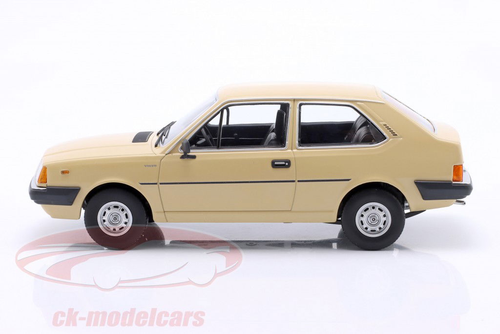 Volvo 343 GLS Année de construction 1982 beige 1:18 Triple9