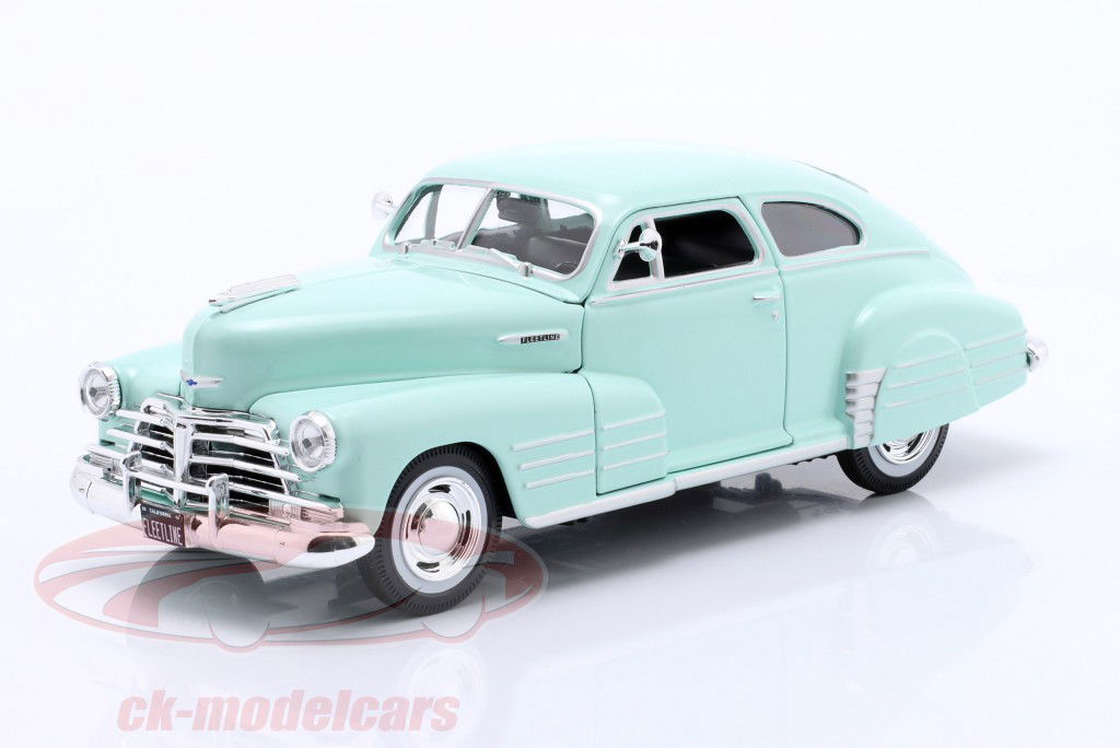 Chevrolet Fleetline Aerosedan Year of construction 1948 light green 1:24 Maisto