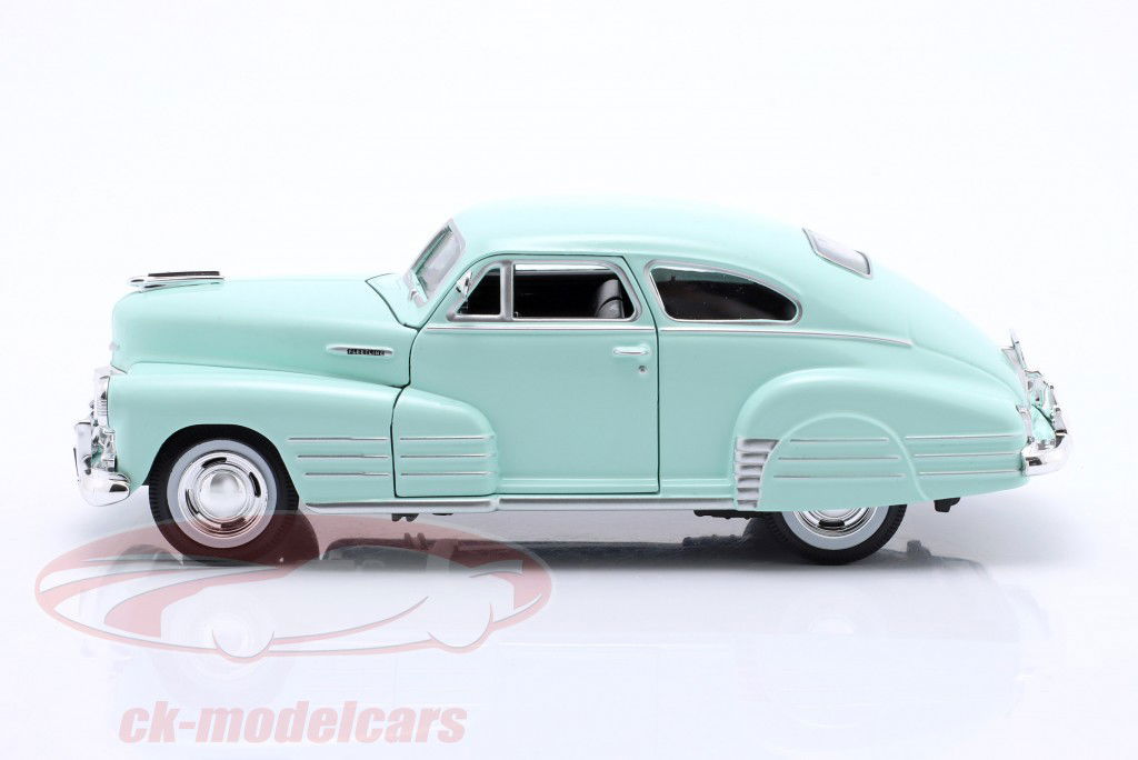 Chevrolet Fleetline Aerosedan Byggeår 1948 lysegrøn 1:24 Maisto