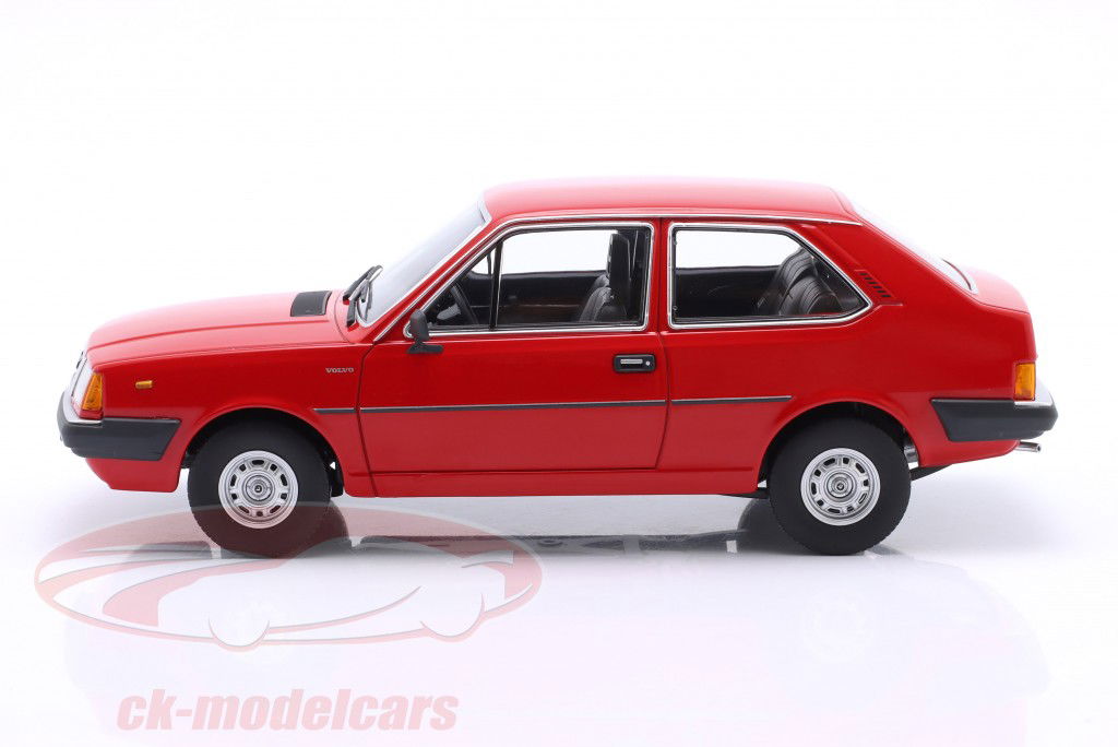 Volvo 343 GLS Anno di costruzione 1982 rosso 1:18 Triple9
