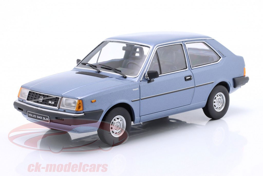Volvo 343 GLS Baujahr 1982 metallic blau 1:18 Triple9