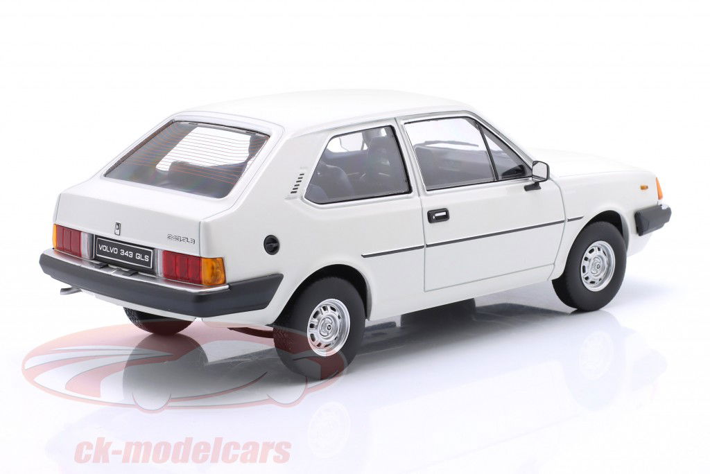 Volvo 343 GLS 建設年 1982 白 1:18 Triple9