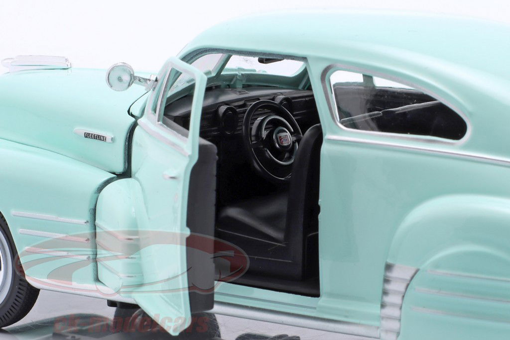 Chevrolet Fleetline Aerosedan Year of construction 1948 light green 1:24 Maisto