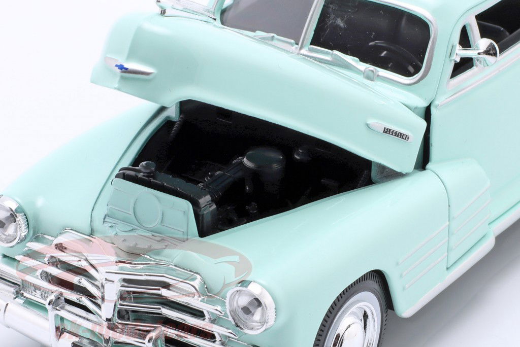 Chevrolet Fleetline Aerosedan Year of construction 1948 light green 1:24 Maisto