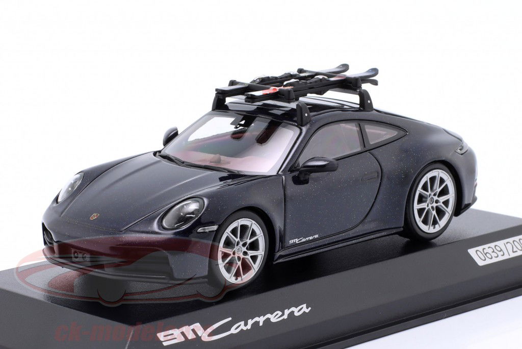 Porsche 911 (992.2) Carrera Coupe mit Ski schwarz metallic 1:43 Minichamps