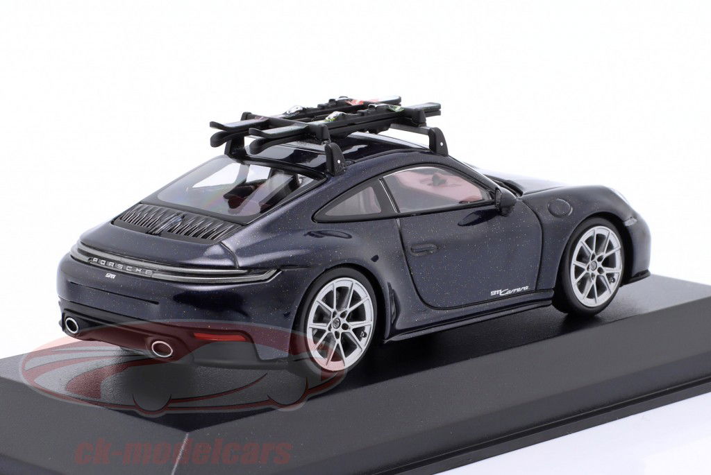 Porsche 911 (992.2) Carrera Coupe mit Ski schwarz metallic 1:43 Minichamps