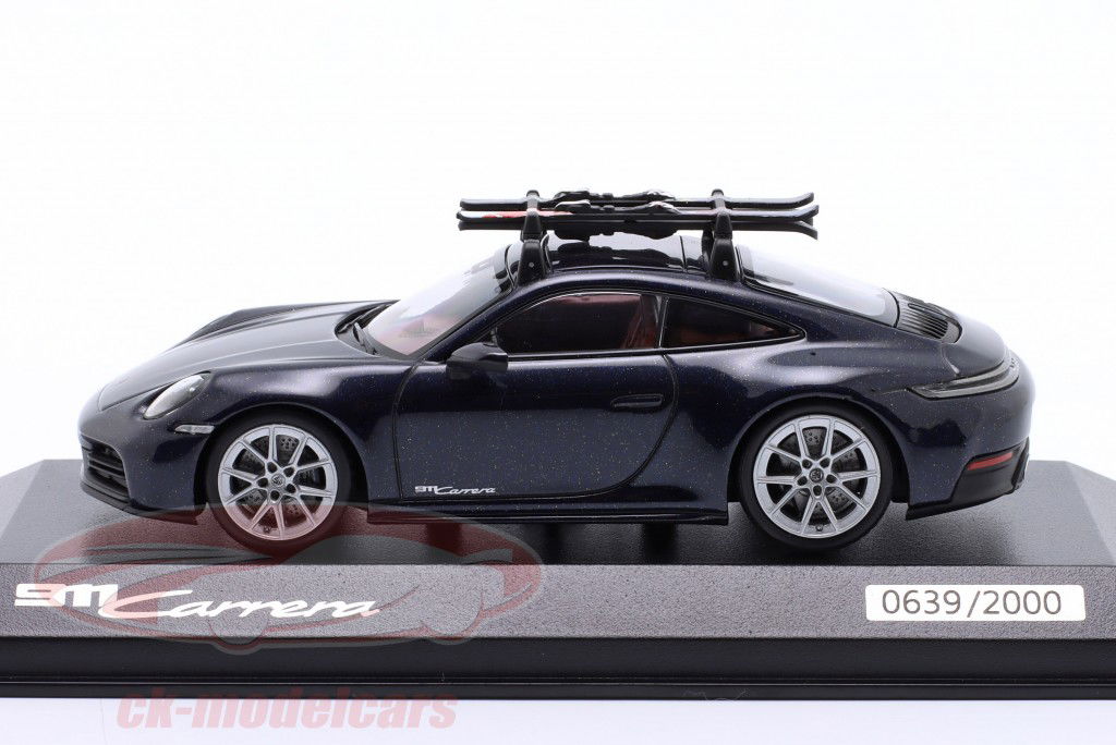 Porsche 911 (992.2) Carrera Coupe と スキー 黒 メタリック 1:43 Minichamps