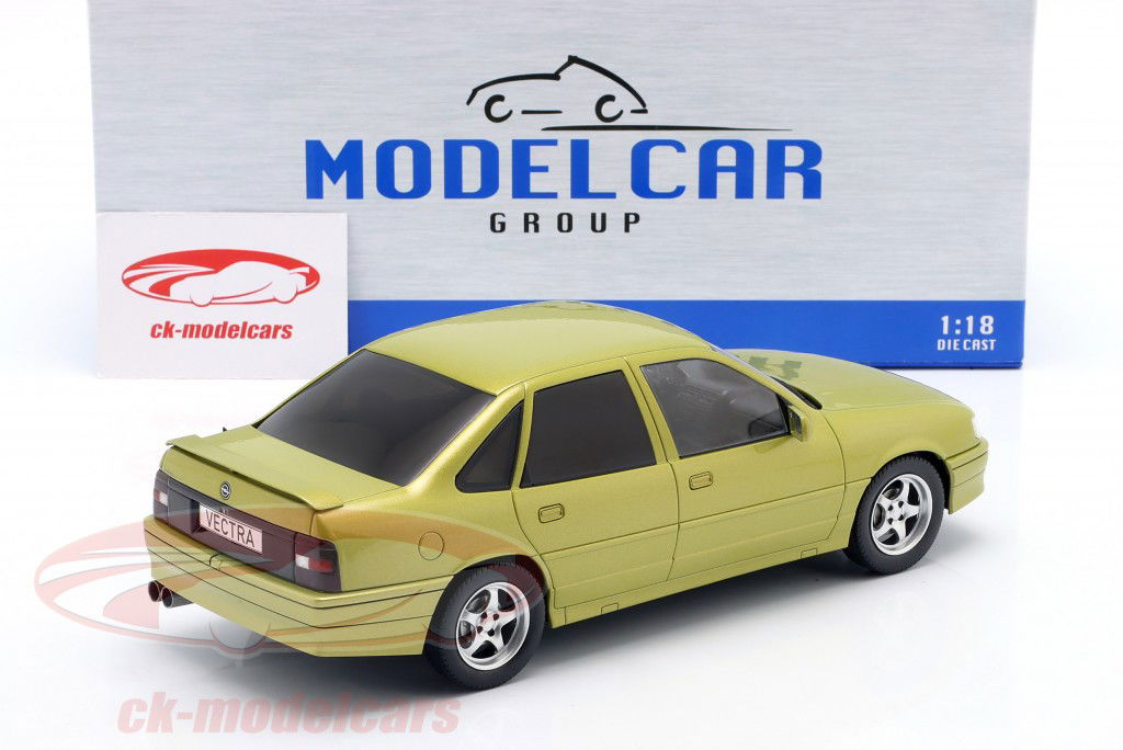 Opel Vectra A 2000 Bouwjaar 1988 geel metalen 1:18 ModelCar Group