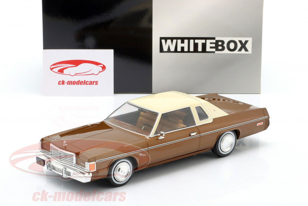 Dodge Royal Monaco Bouwjaar 1977 bruin metalen / beige 1:24 WhiteBox