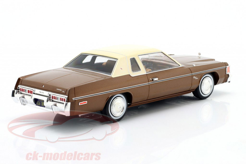 Dodge Royal Monaco Bouwjaar 1977 bruin metalen / beige 1:24 WhiteBox