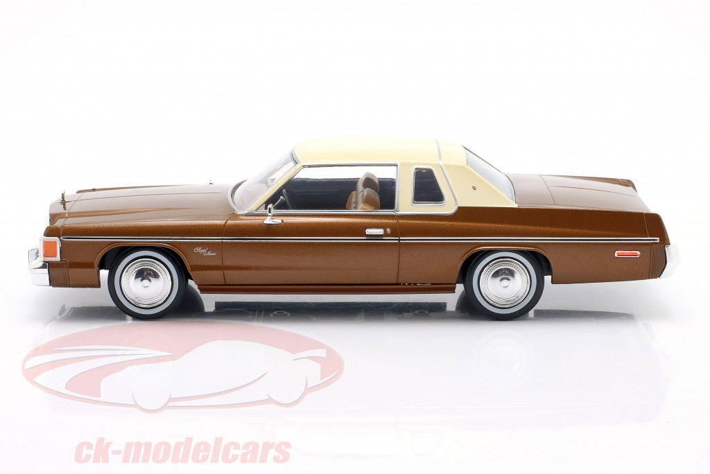Dodge Royal Monaco Año de construcción 1977 marrón metálico / beige 1:24 WhiteBox