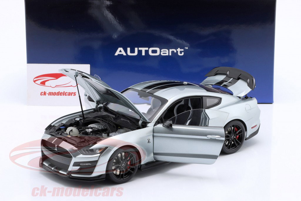 Ford Mustang Shelby GT500 argento / nero 1:18 AUTOart