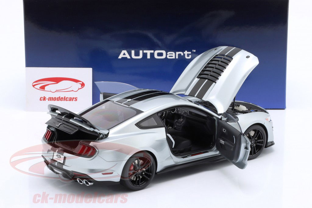 Ford Mustang Shelby GT500 argent / noir 1:18 AUTOart
