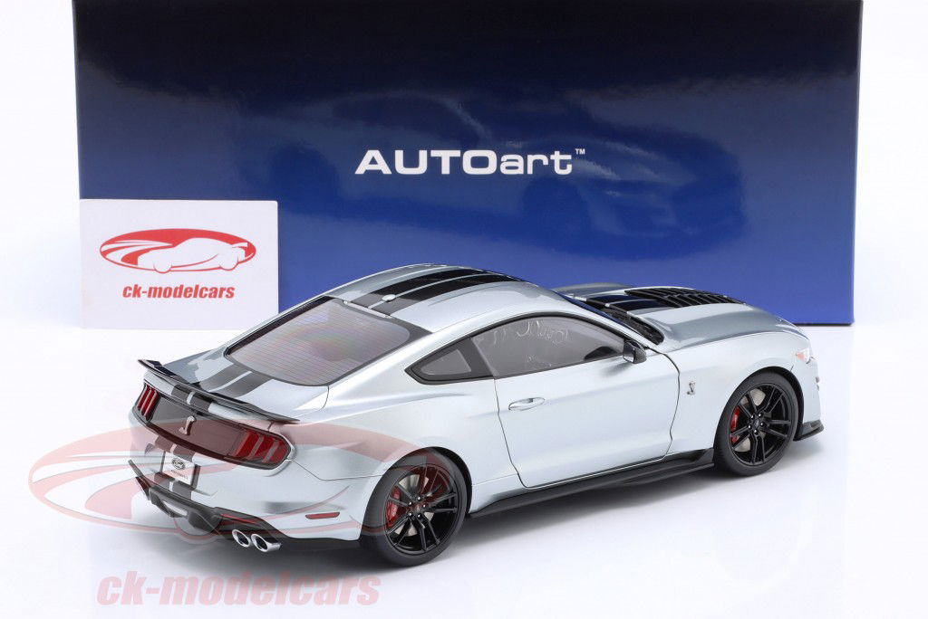Ford Mustang Shelby GT500 argent / noir 1:18 AUTOart