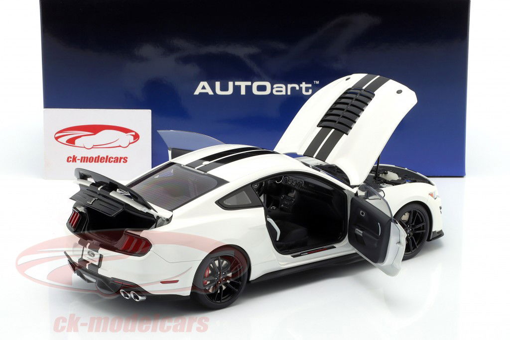 Ford Mustang Shelby GT500 wit / zwart 1:18 AUTOart