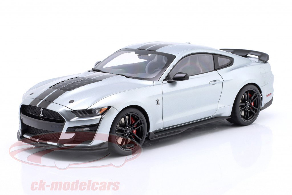 Ford Mustang Shelby GT500 sølv / sort 1:18 AUTOart