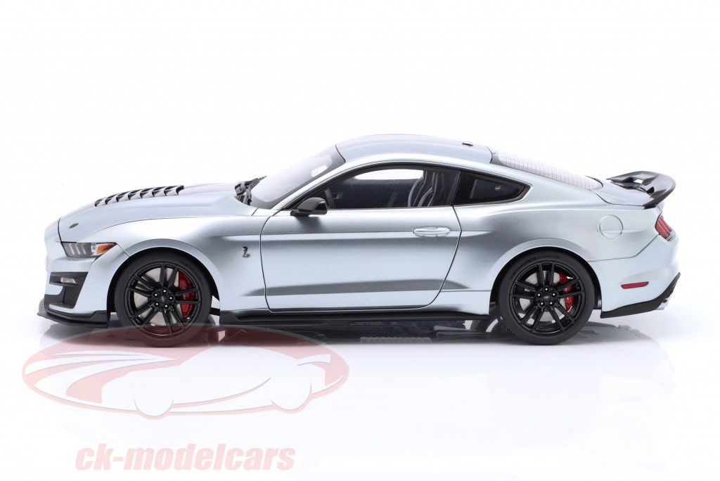 Ford Mustang Shelby GT500 argent / noir 1:18 AUTOart