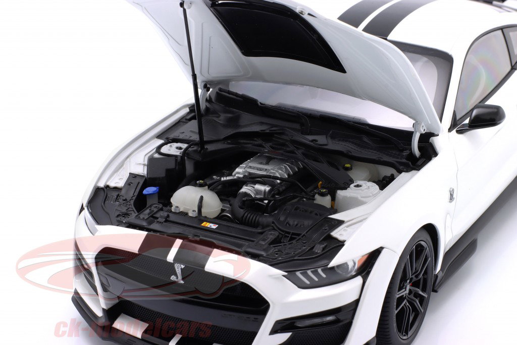 Ford Mustang Shelby GT500 bianco / nero 1:18 AUTOart
