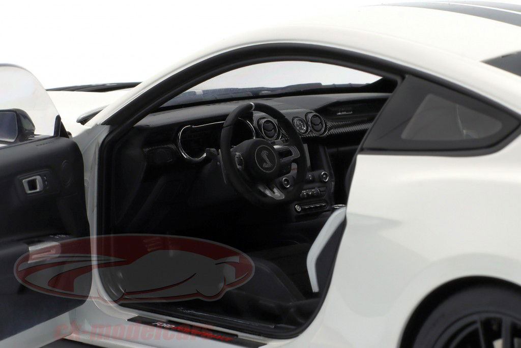 Ford Mustang Shelby GT500 blanco / negro 1:18 AUTOart