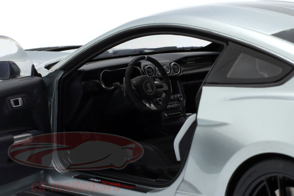 Ford Mustang Shelby GT500 银 / 黑色的 1:18 AUTOart