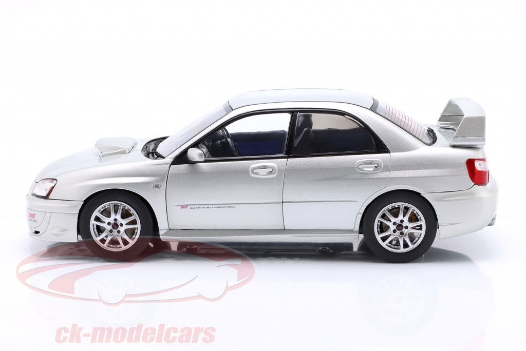 Subaru Impreza WRX STI Bouwjaar 2004 zilver metalen 1:18 Solido