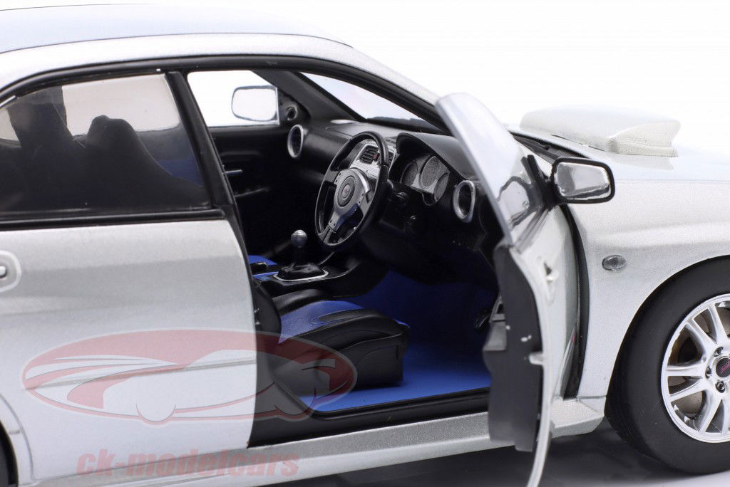 Subaru Impreza WRX STI Bouwjaar 2004 zilver metalen 1:18 Solido