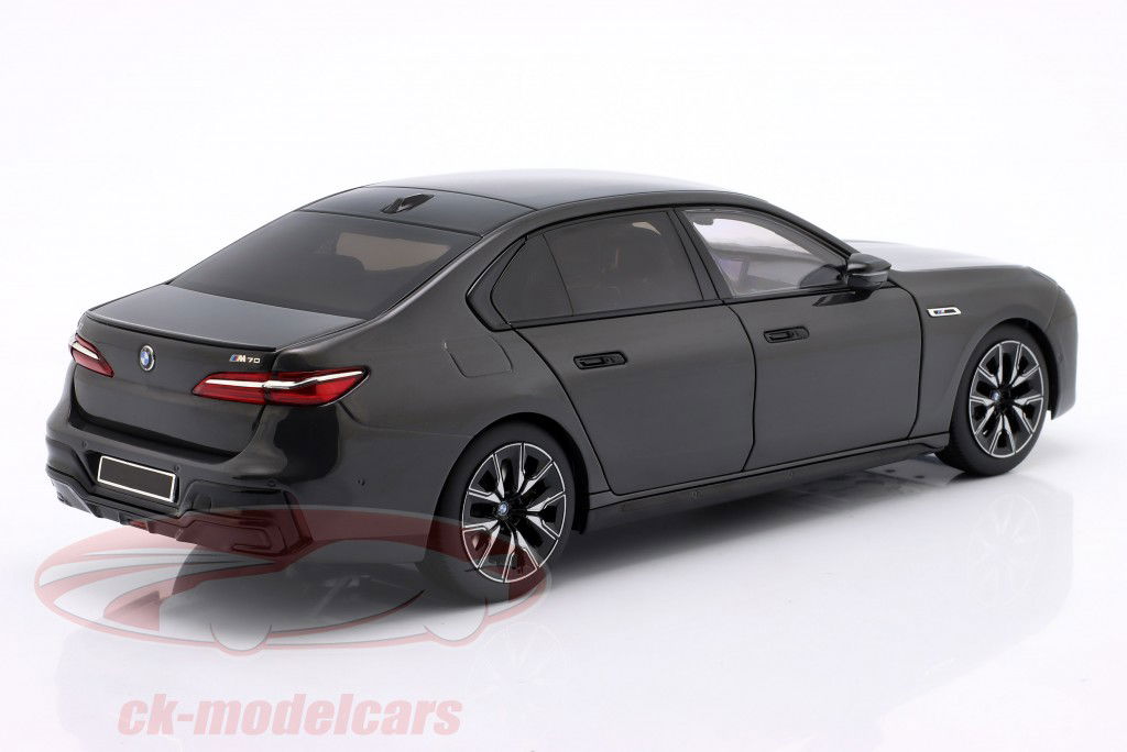 BMW i7 M70 (G70) Год постройки 2024 серый металлический 1:18 Minichamps