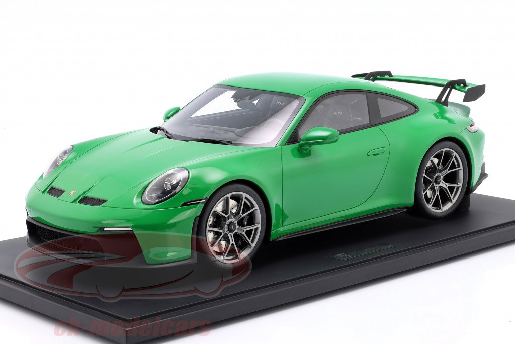 Porsche 911 (992) GT3 year 2022 python green 1:8 GT-Spirit