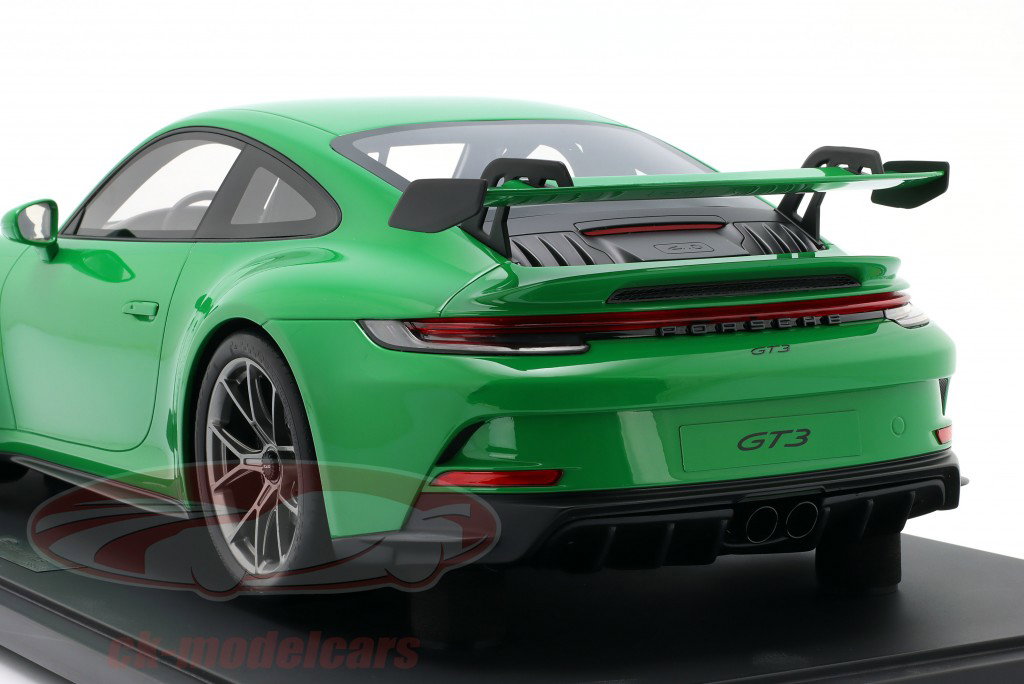 Porsche 911 (992) GT3 year 2022 python green 1:8 GT-Spirit