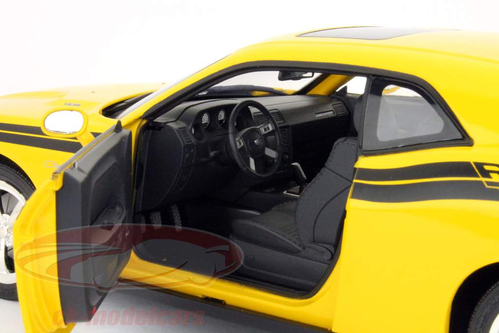 Highway 61 Collectibles 1:18 Dodge Challenger R / T Classic