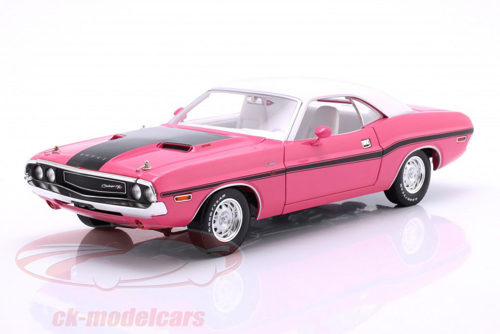 Dodge Challenger RT 440 Six Pack Год постройки 1970 розовый / белый 1:18 Greenlight