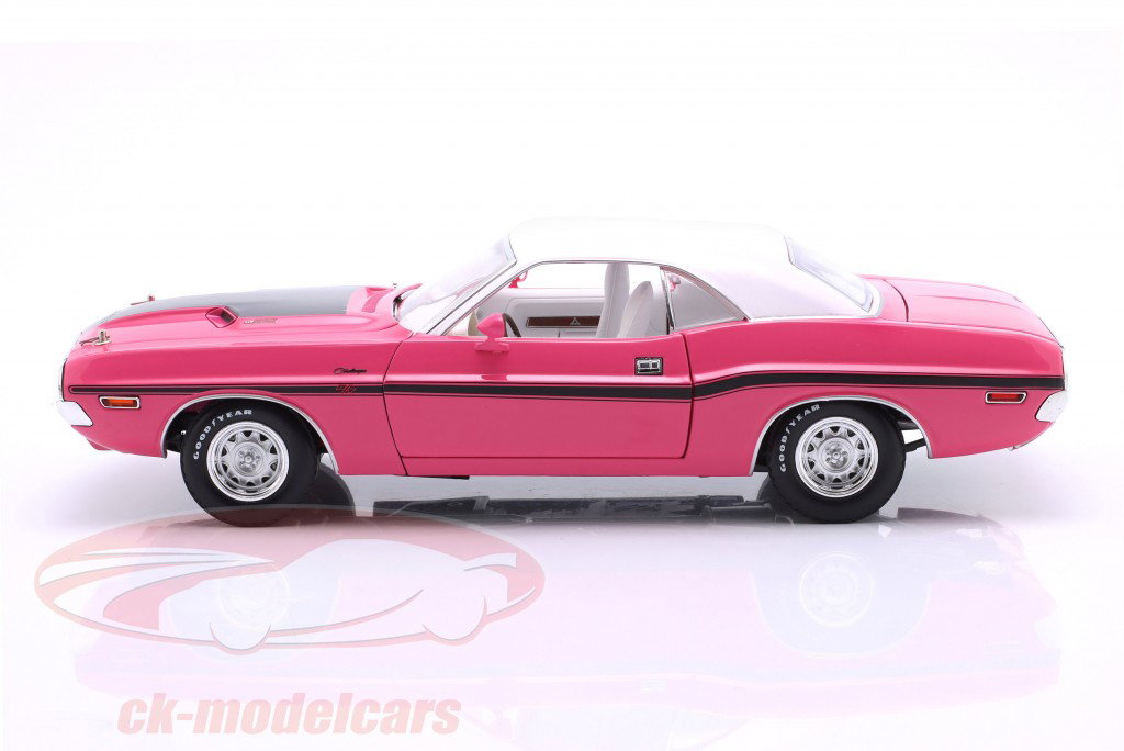 Dodge Challenger RT 440 Six Pack Baujahr 1970 pink / weiß 1:18 Greenlight